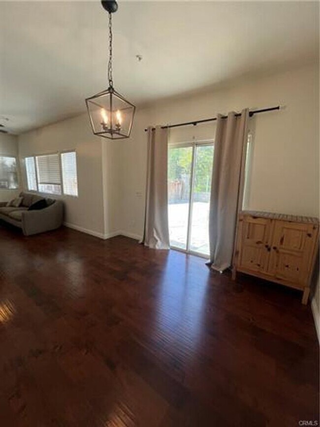 Building Photo - Beautifully designed townhome