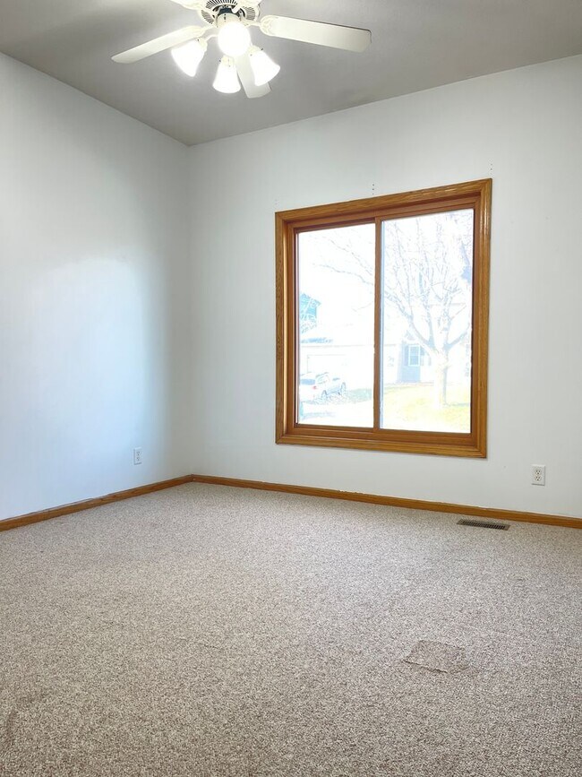 Building Photo - Northwest Omaha Gem: 2,700 Sq Ft, 3-Bedroom, Walk-Out Finished Basement, Fenced Yard, 3-Car Garag...