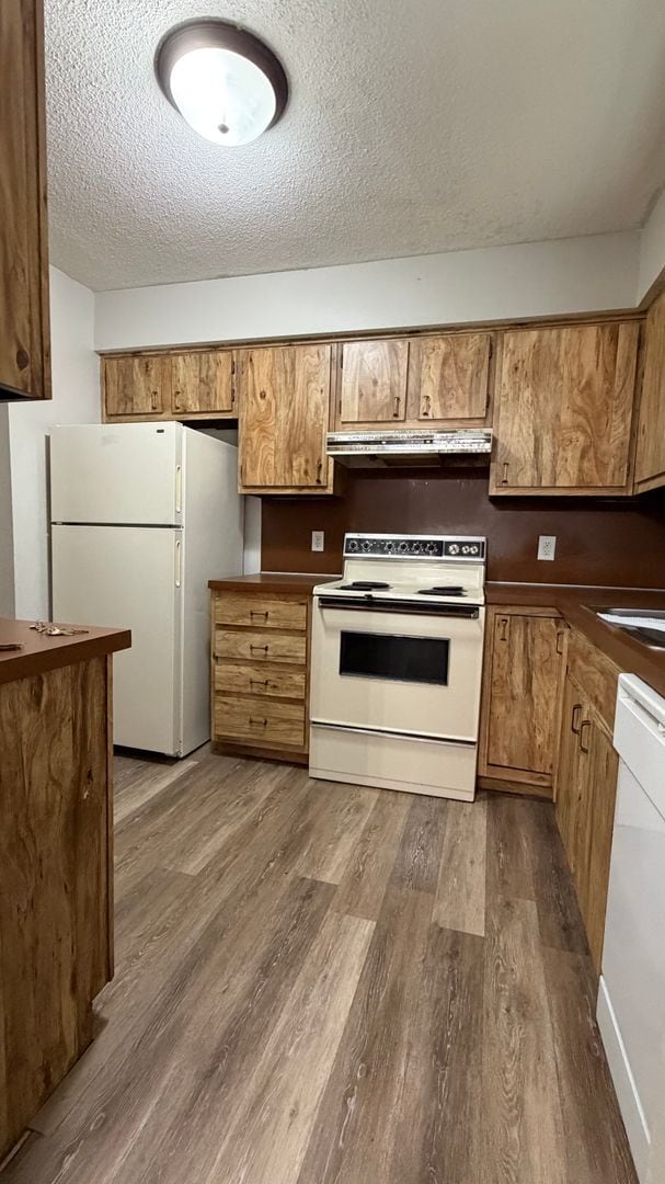 Building Photo - New on the Market-2 bedroom apartment-Maumee schools