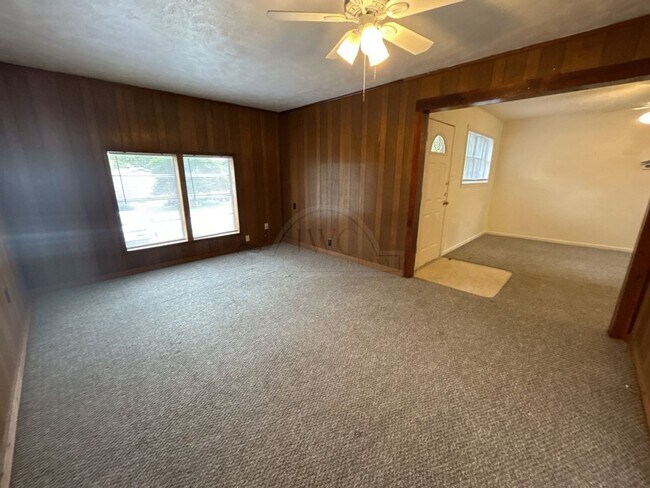 Building Photo - 2134 Circle Dr