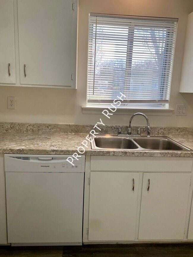 Building Photo - 922 Delores Dr