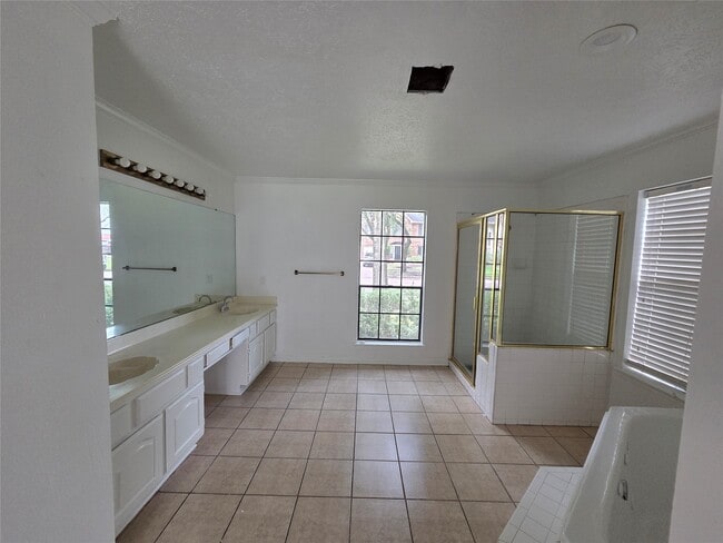 Building Photo - 2827 Lake Colony Dr