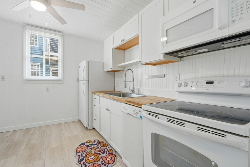 Building Photo - 520 E Hall Ln
