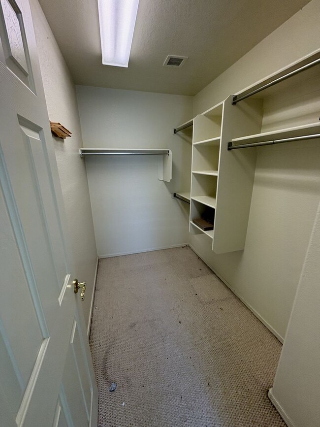 Building Photo - Riverhaven Great Central Location