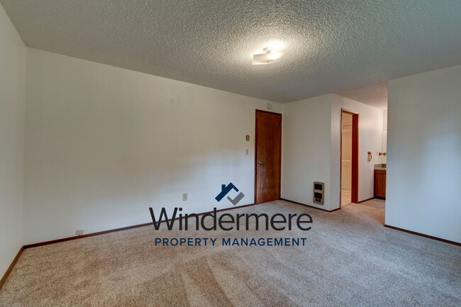 Building Photo - 4 Bedroom 2.5 Bathroom Home Close to West ...