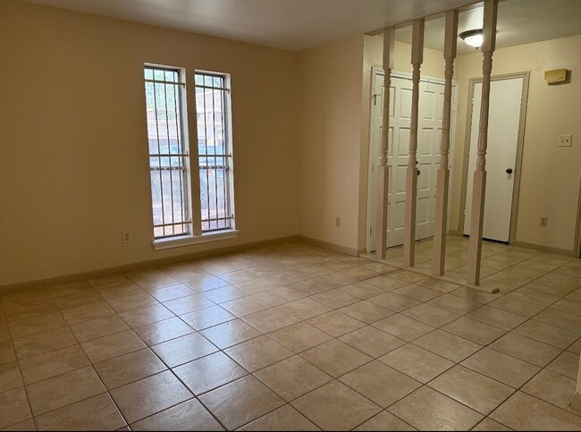 Building Photo - 2920 Cambridge Ln