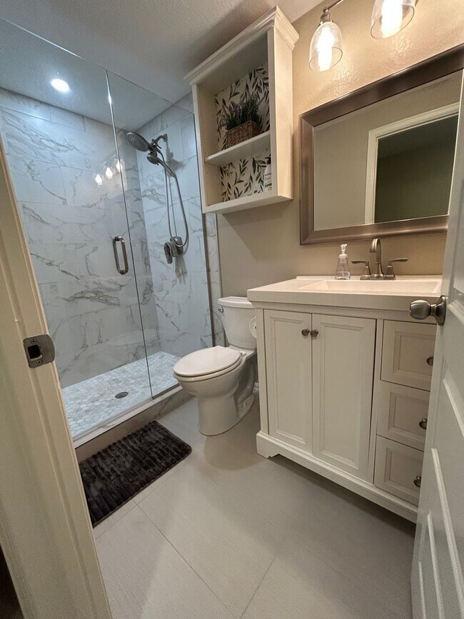 Building Photo - Spacious 5-Bed, 5-Bath Home in Erie’s Sunwest North Community