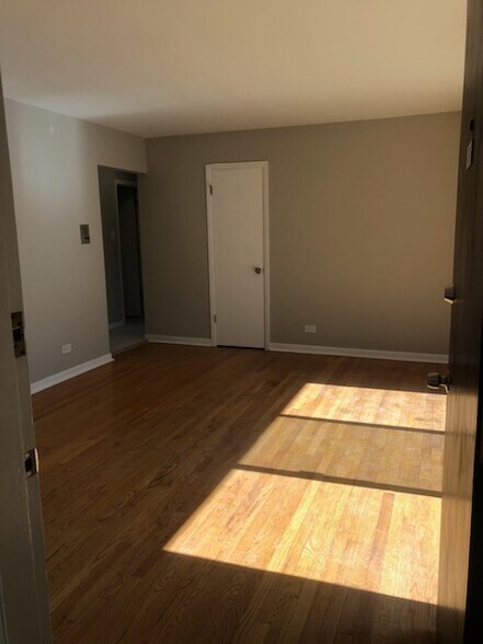 Building Photo - 5849 S Francisco Ave