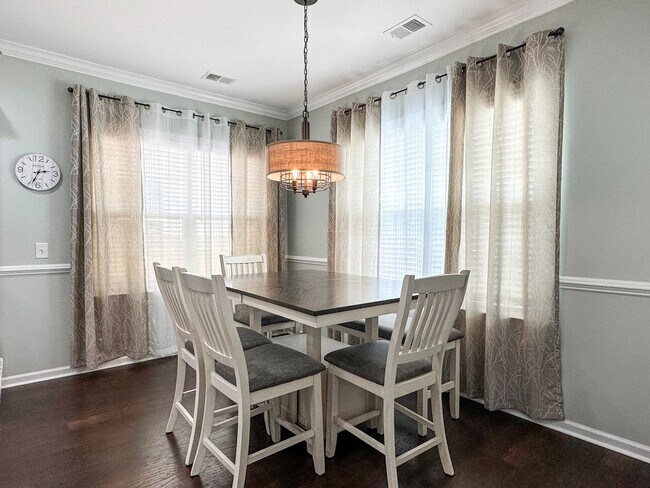 Building Photo - Fully Furnished 3 Bedroom, 2.5 Bathroom Ho...