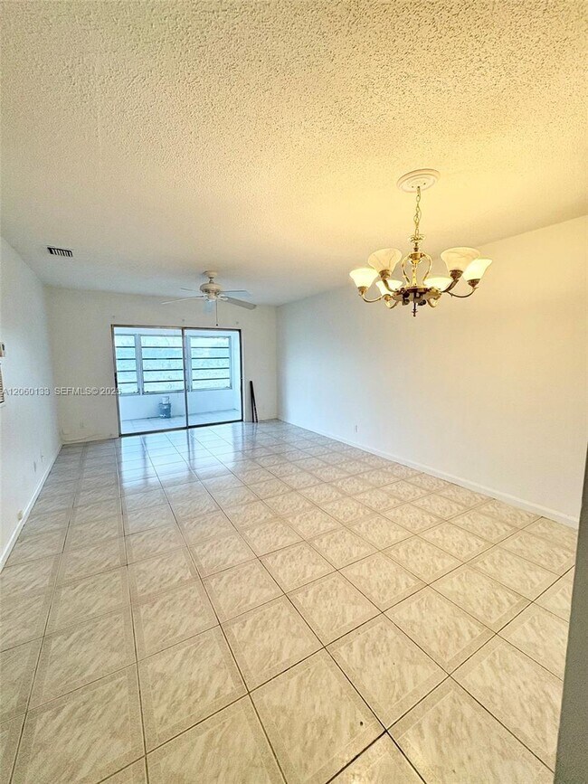 Building Photo - 5011 W Oakland Park Blvd