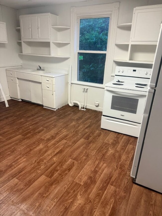 Building Photo - 2 Bedroom 1 Bath Available to Rent for $65...
