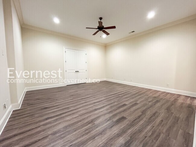 Building Photo - Spacious 7 Bed/8 Bath Home with Garage / Pet-Friendly / Available Now!