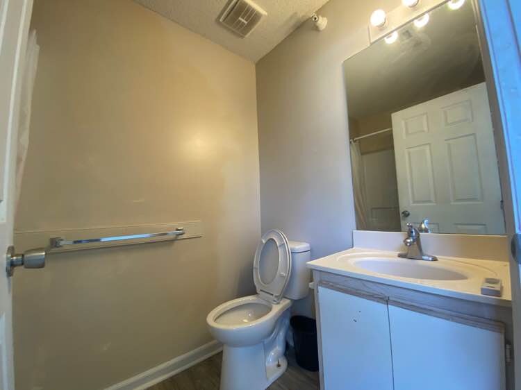 Building Photo - Room in Condo on Carlton Ave