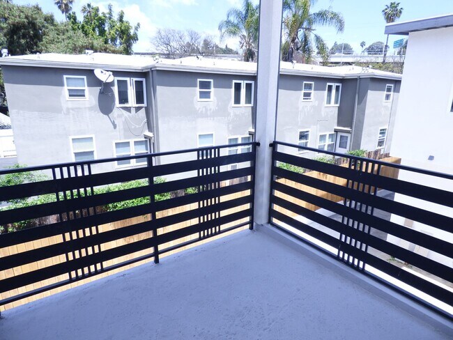 Building Photo - 1923 Holly Dr