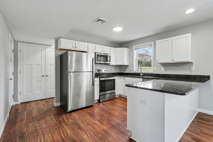 Building Photo - 120 Hart Ln