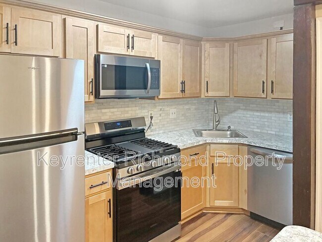 Building Photo - 735 Pleasant St