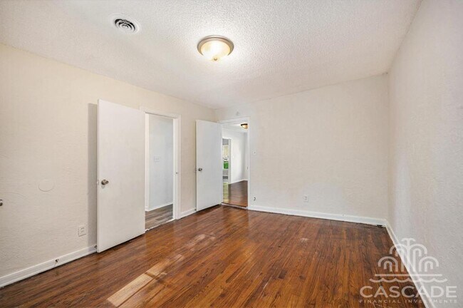 Building Photo - 707 N Forest Ave