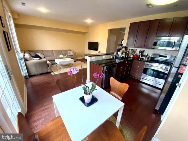 Building Photo - 303 Admirals Way