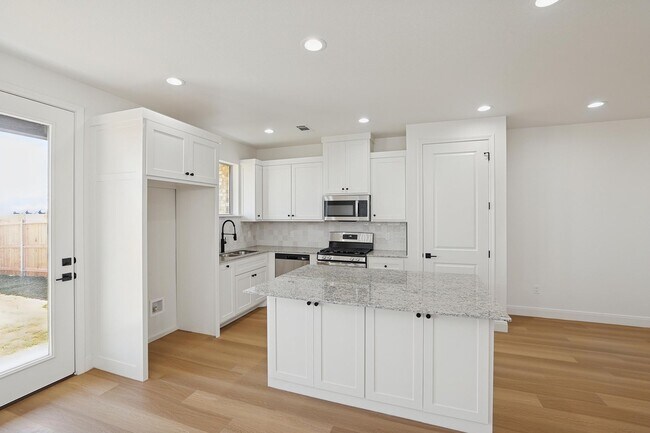 Building Photo - 19101 Sierra Madre Dr