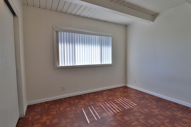 Building Photo - Roommate- Friendly 4 bedroom, 2 Bath Home Near UNR