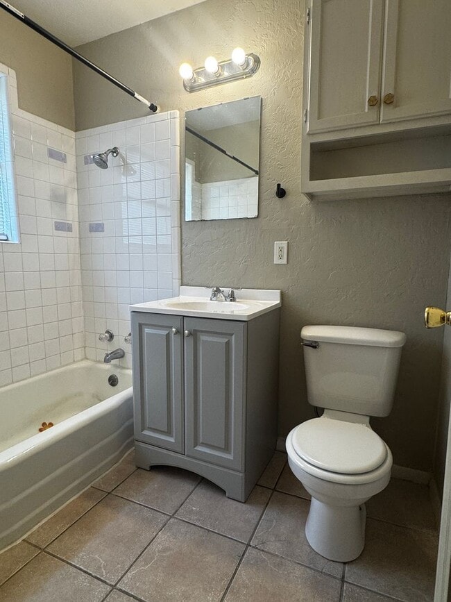 Building Photo - 2330 NW 35th- AVAILABLE NOW!