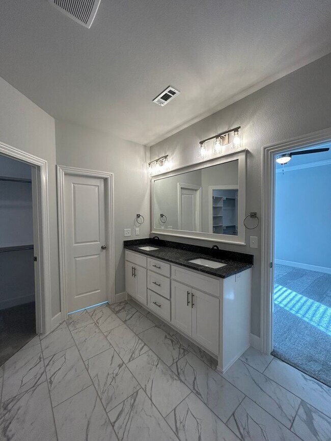 Building Photo - Beautiful Modern Home in Pea Ridge!