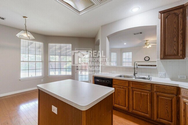 Building Photo - Elegant 5-Bedroom Home for Rent in Prime C...