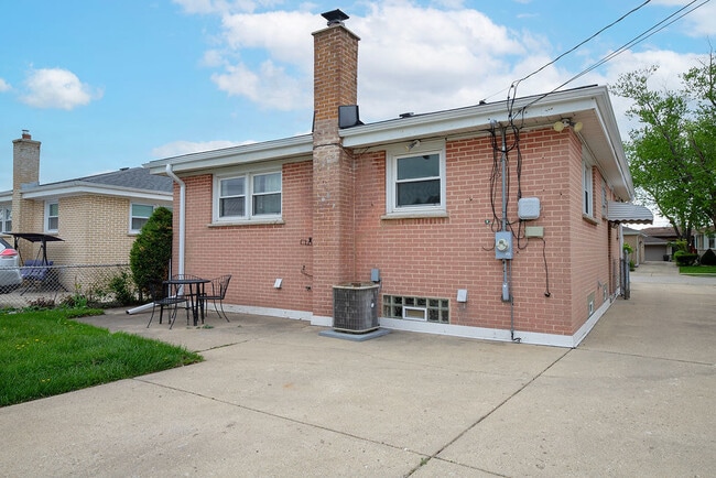 Building Photo - 4909 N Orange Ave