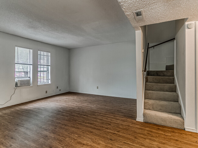 Building Photo - 818 Greenvale Rd