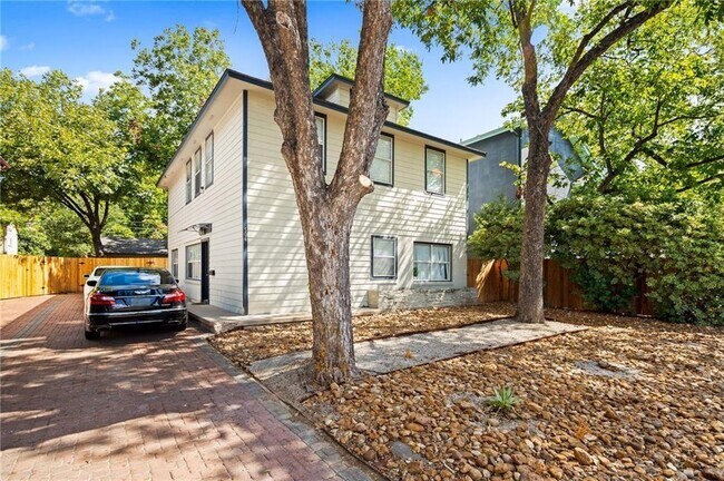Building Photo - 504 W 35th St