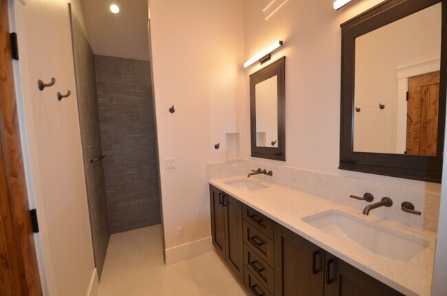 Building Photo - 300 Washington Rd