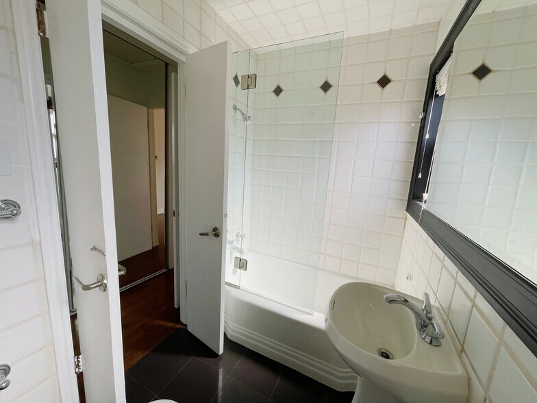 Building Photo - 728 Westbourne Dr