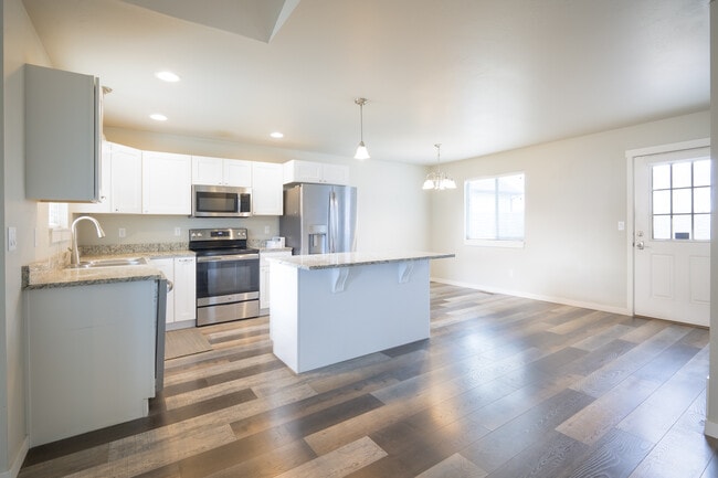 Building Photo - 423 Hollyhock Ln