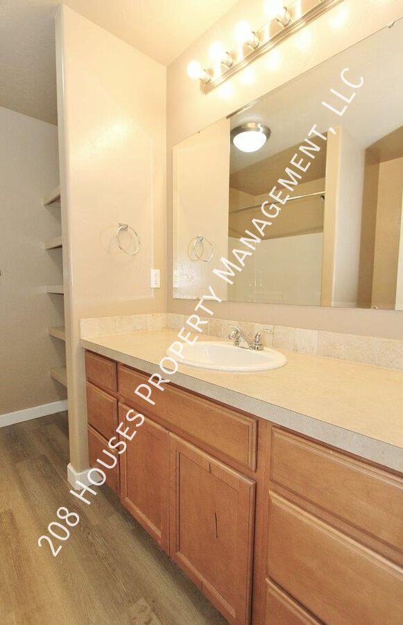 Building Photo - Must See Immaculately Kept 3 bed, 2 bath H...