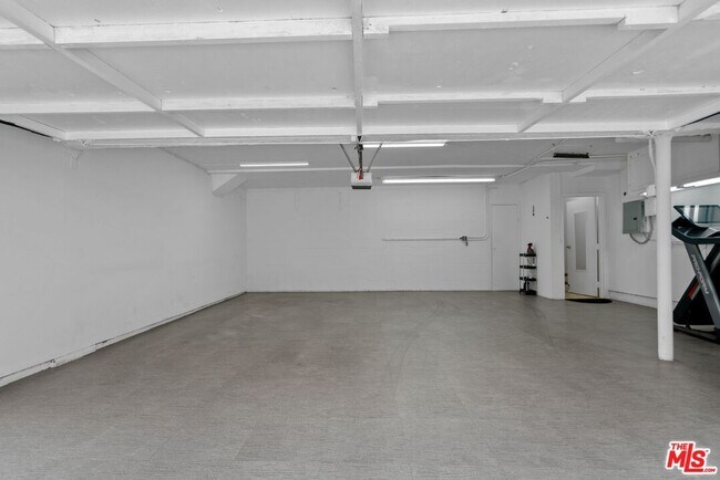 Building Photo - 5255 Coldwater Canyon Ave