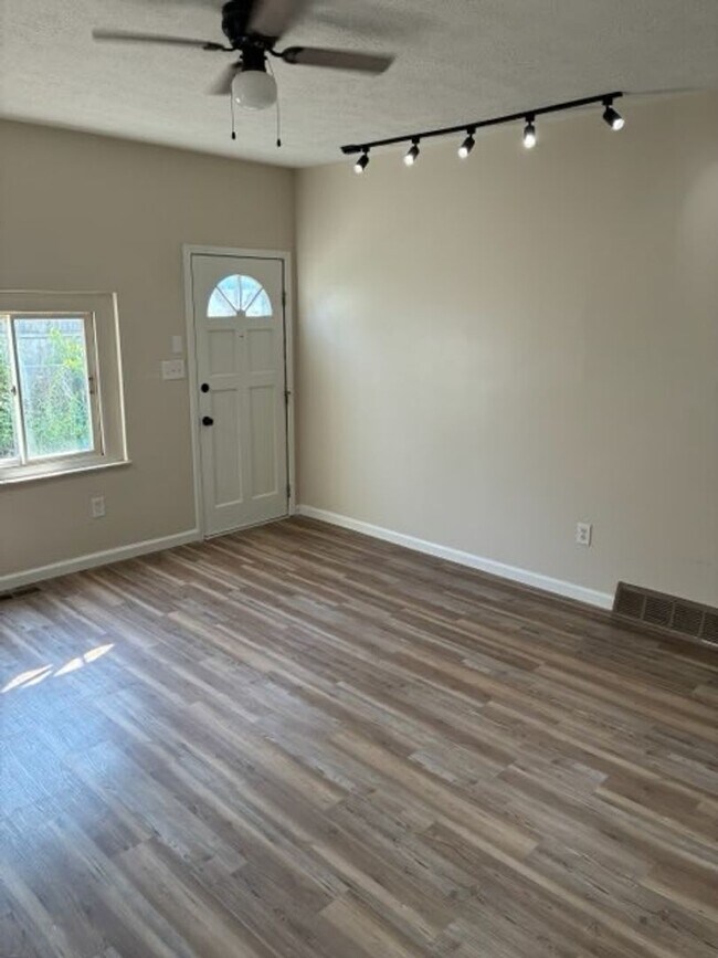 Building Photo - 76-78 Cortina Way