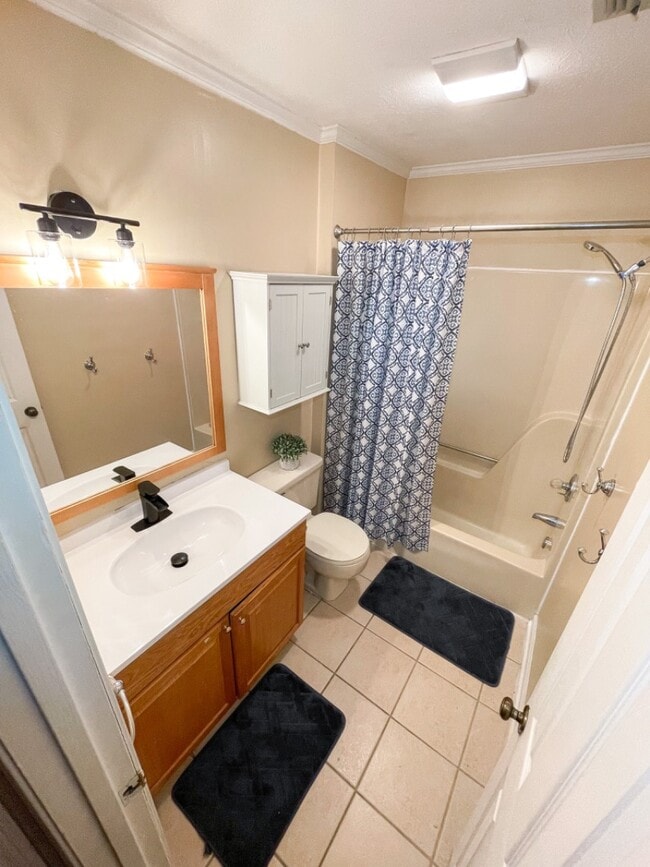 Building Photo - 200 Scarlet Dr