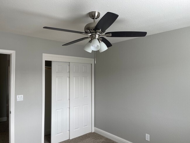 Building Photo - Beautiful 4 Bedroom 3 Bathroom with a pool