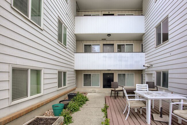 Building Photo - Stunning Condo Unit In Prime Location!