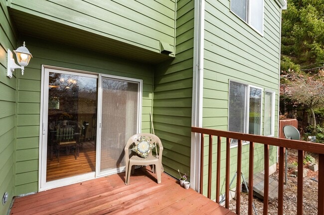 Building Photo - 3 Bed 2.5 Bath Townhome with Garage