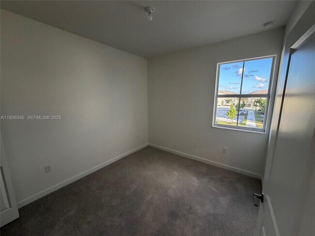 Building Photo - 2728 SE 26th Ave