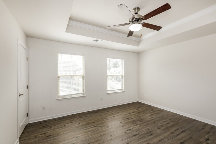 Building Photo - 307 Pond Place Ln