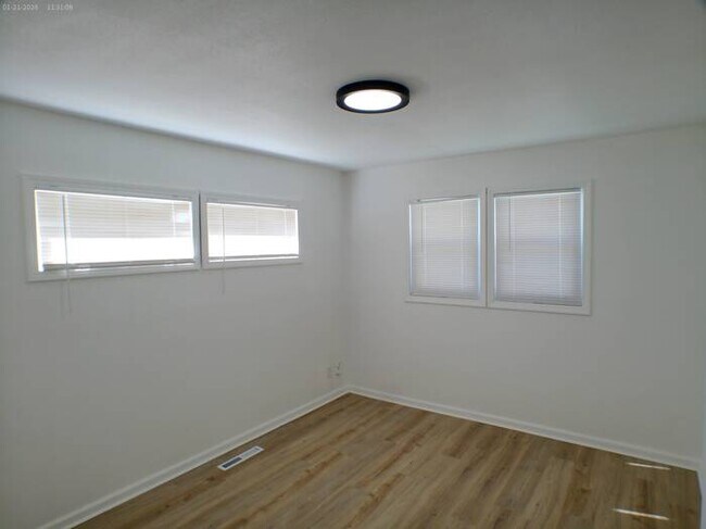 Building Photo - Beautiful 4 bedrooms and 2 full baths with vanity in a beautiful house at Longwood Ave Kansas Cit...