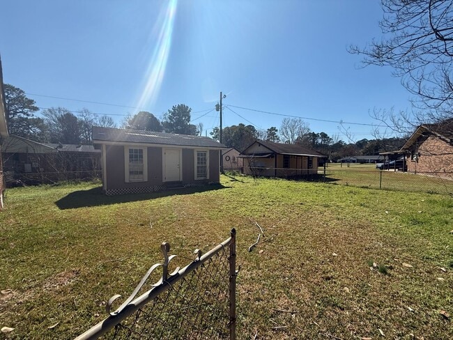Building Photo - ** 3 Bed 1 Bath located in Morningview ** Call 334-366-9198 to schedule a self showing