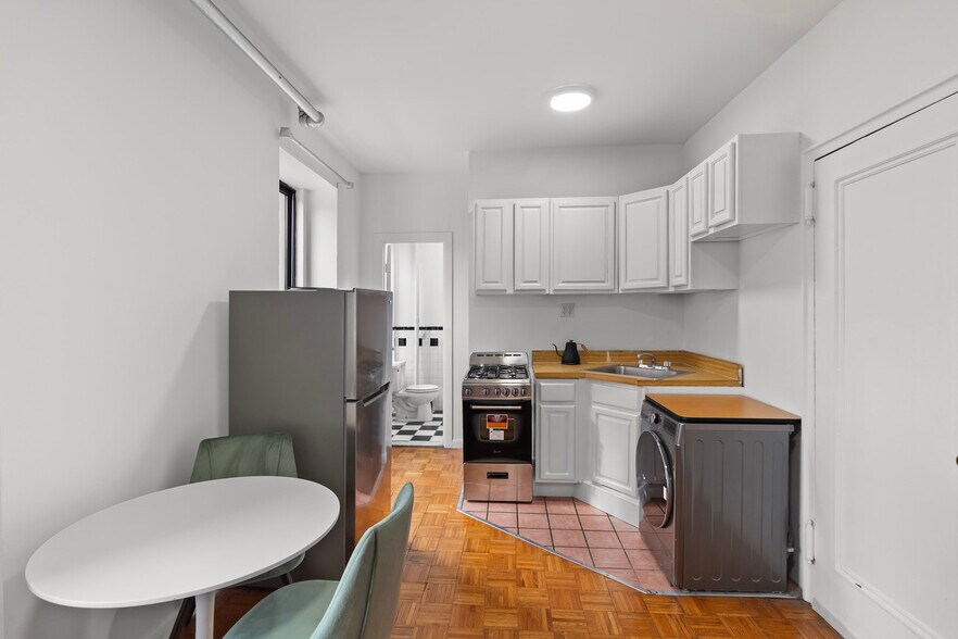 Building Photo - 235 E 89th St