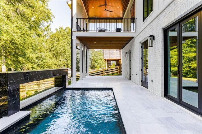 Building Photo - 312 Meadow Dr