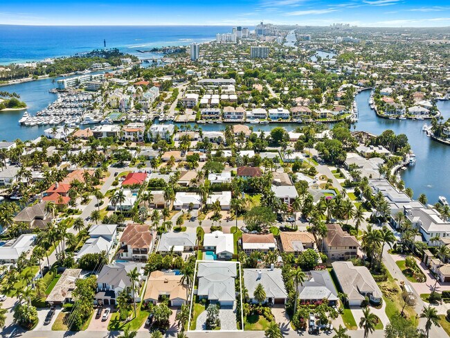 Building Photo - 2754 NE 31st Ct