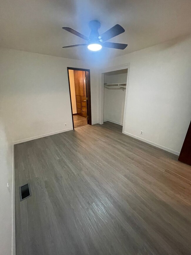 Building Photo - Large Home with Spacious Pet Friendly Back...