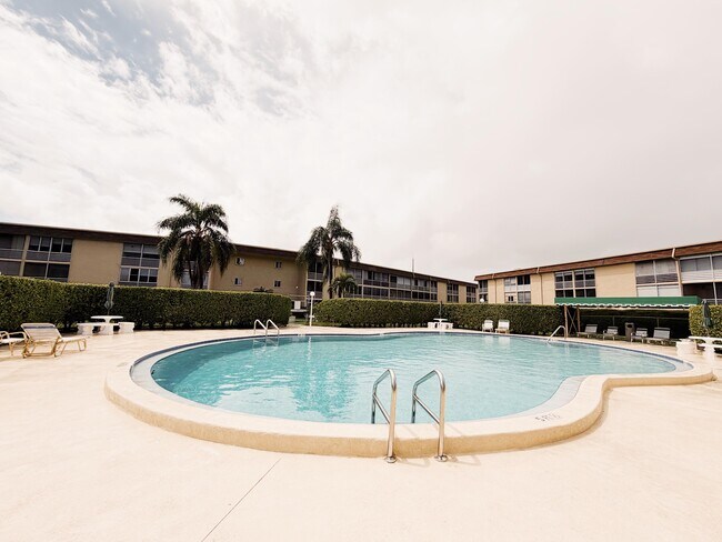 Building Photo - 100 Village Green Cir E