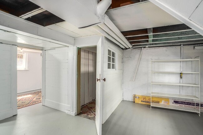 Building Photo - 1518 SE Poplar Ave